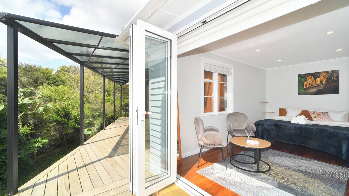 Mangere House | Auckland Airport Sanctuary; sleeps 9; quiet, spacious and family-friendly