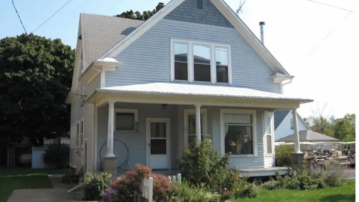 Put-in-Bay House | Aunt Janes 2: Large House in Downtown Put in Bay!