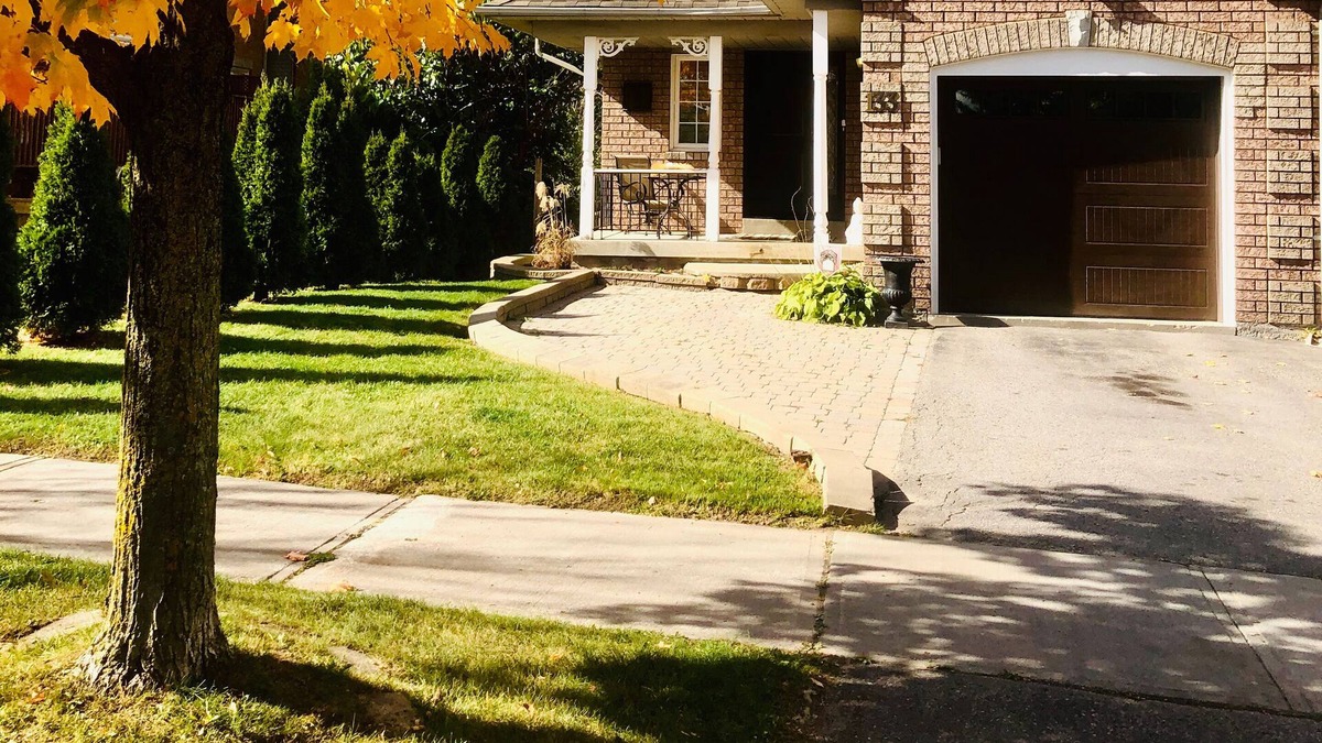 Aurora House | Aurora ~Great Location!!! St. John Sr/Bayview!!!! FITNESS STUDIO INCLUDED!!