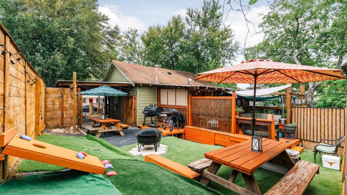 Blackshear-Prospect Hill House | Austin 1BR Downtown Escape w BBQ Games and Fireplace