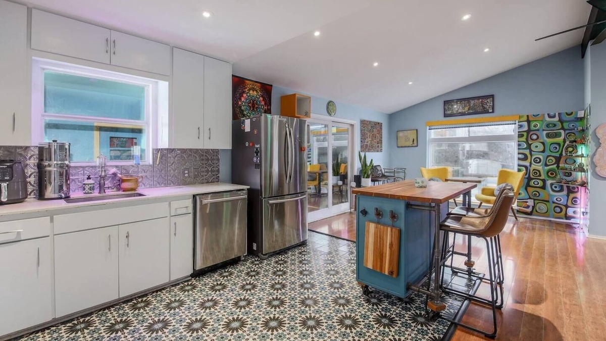 South Manchaca House | Austin Art House- Pet Friendly-Hot Tub! Close2-DT!
