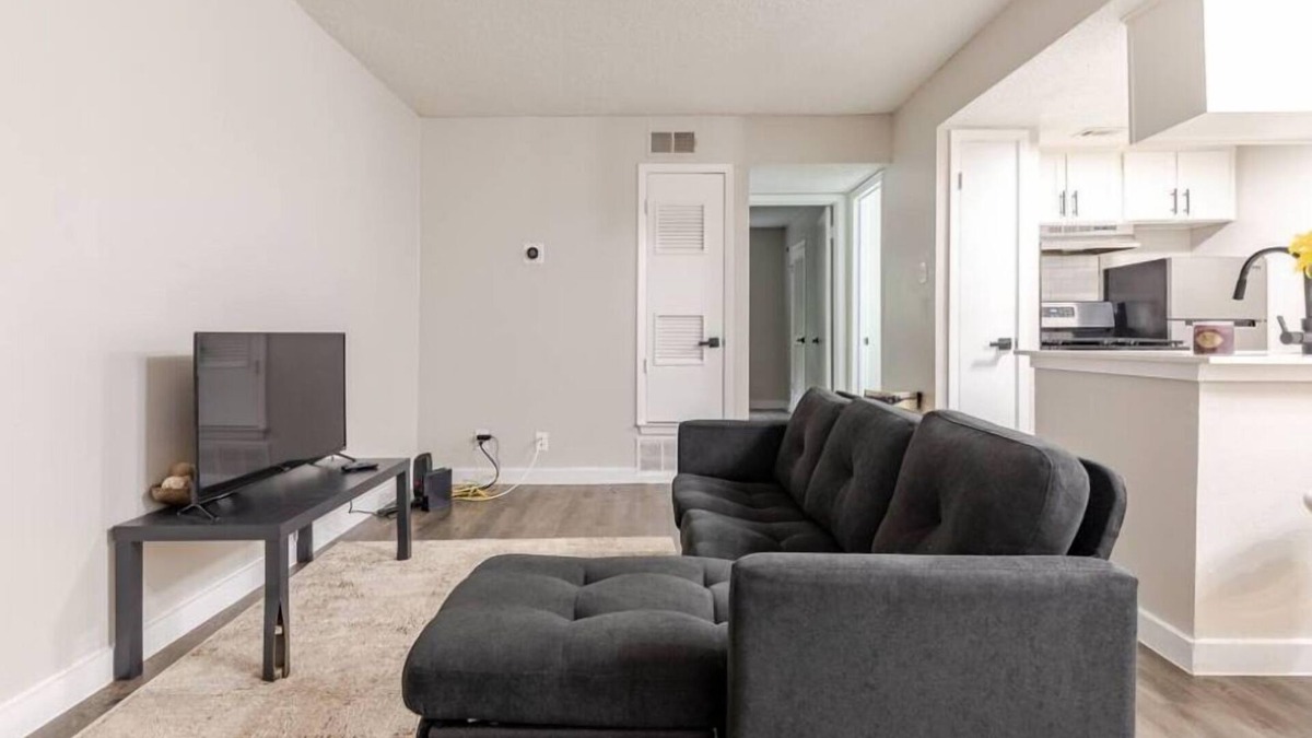 Hyde Park Apartment | Austin Gem Gym Great Rate