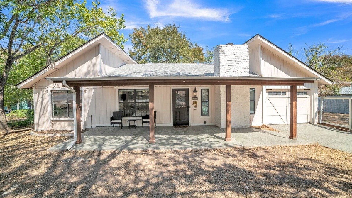 Austin Lake Estates House | Austin Hillside Getaway 3BR: Pool +Deck & Jacuzzi