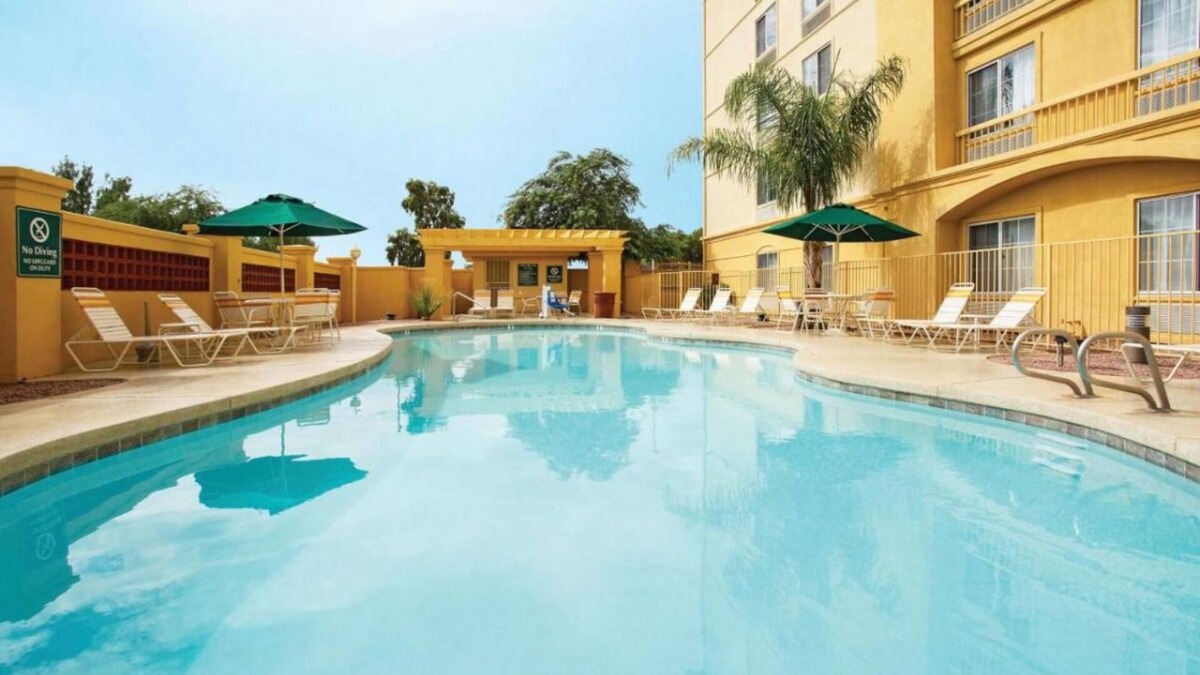 Superstition Springs House | Authentic Arizona Experience! Pool, Pets Allowed, Free Breakfast, Free Parking