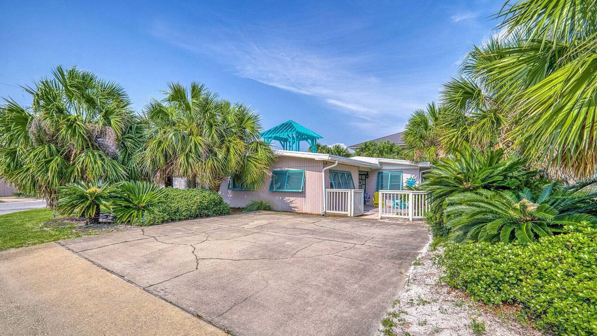 Villa Primera House | Authentic, Florida Cottage Just Steps from Everything! Pet Friendly!