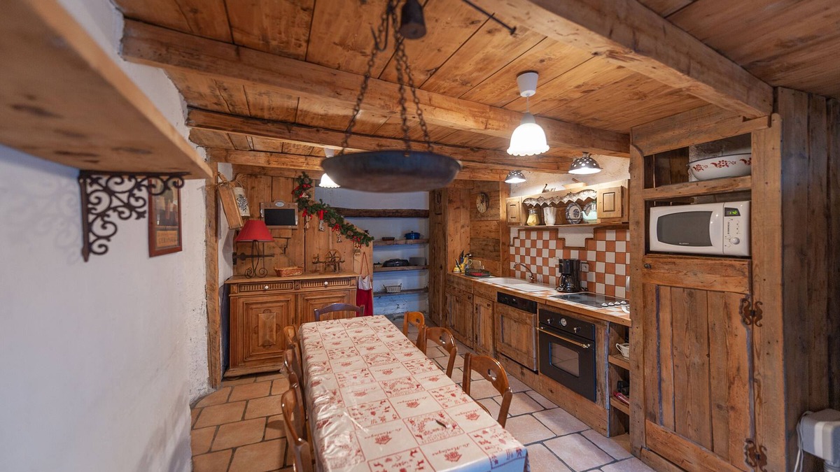 Praranger Ski Chalet | Authentic home, combining the warmth of wood and mountain stone.