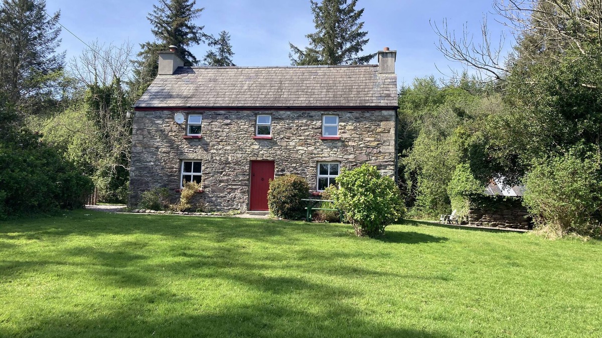 Blackwater Bridge Cottage | Authentic Irish cottage in the Ring of Kerry
