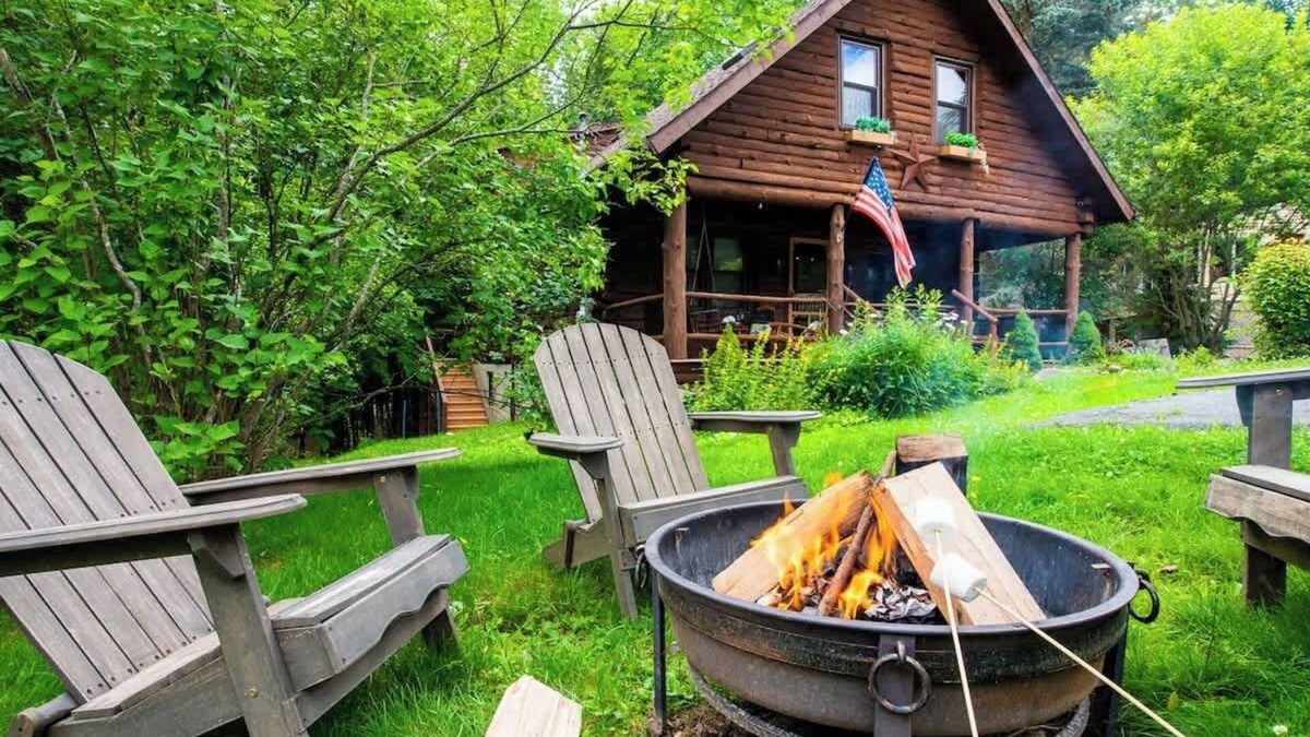 Lake Ariel Cabin | Authentic Log Cabin * Short walk to Lake & Hideout