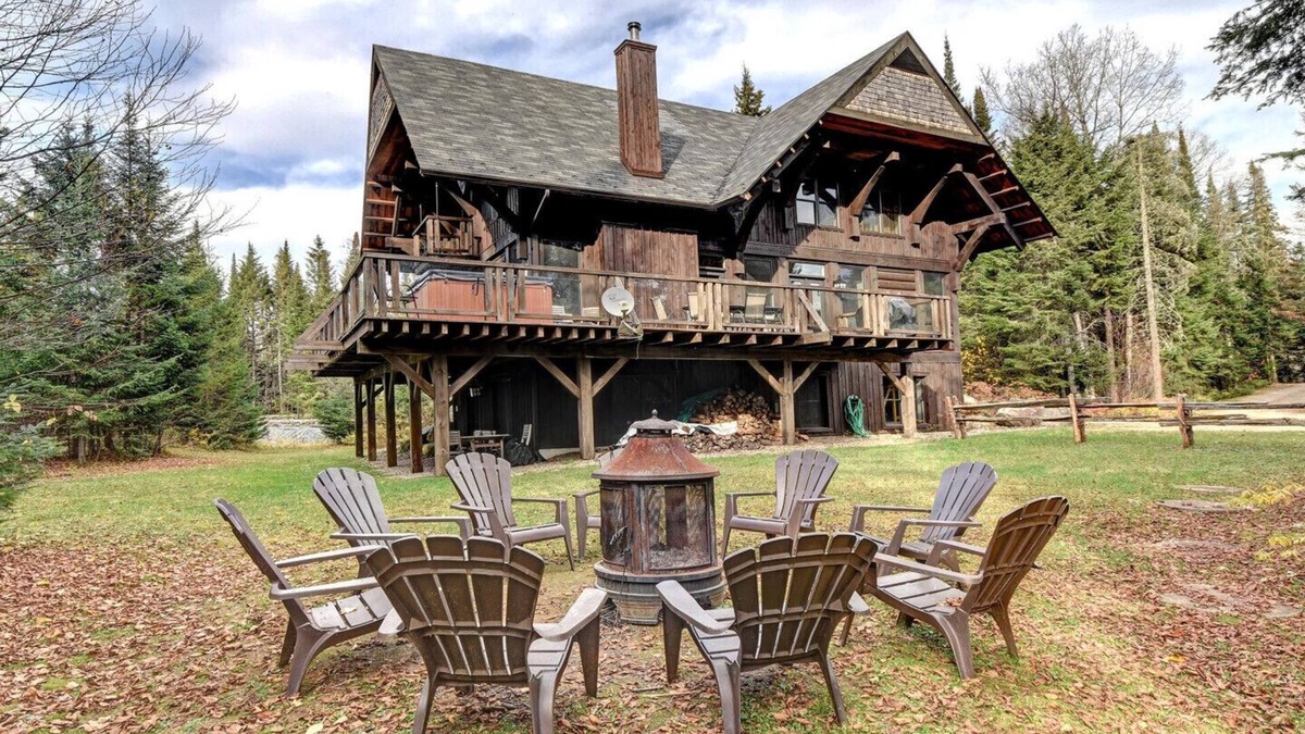 Lac Superieur Village Cottage | Authentic Log Home #053