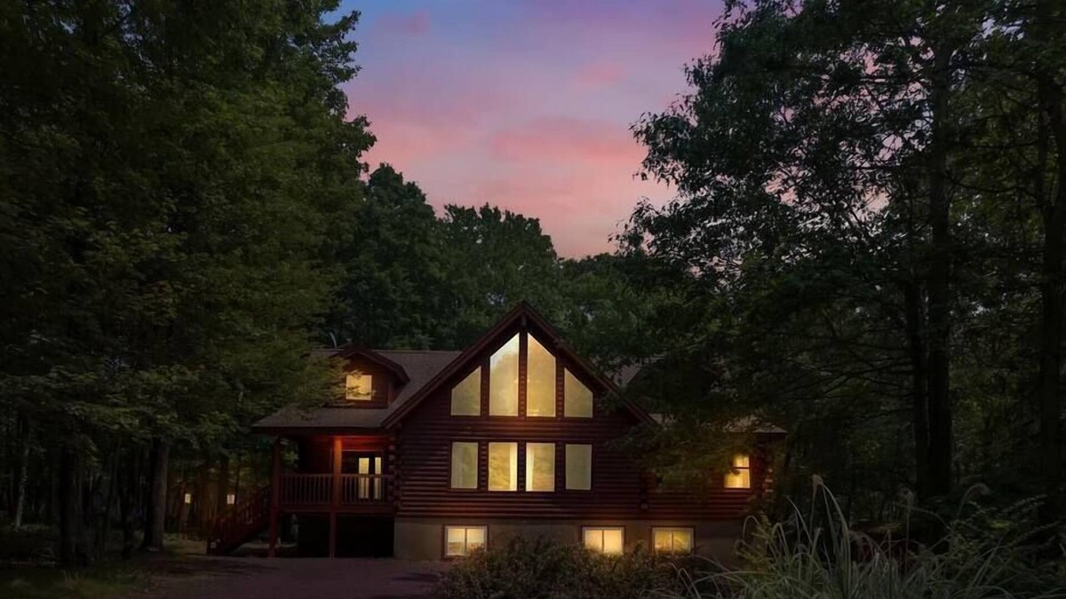 Briar Crest Woods Cabin | Authentic Pocono Log Cabin | Hot Tub | Lake Access