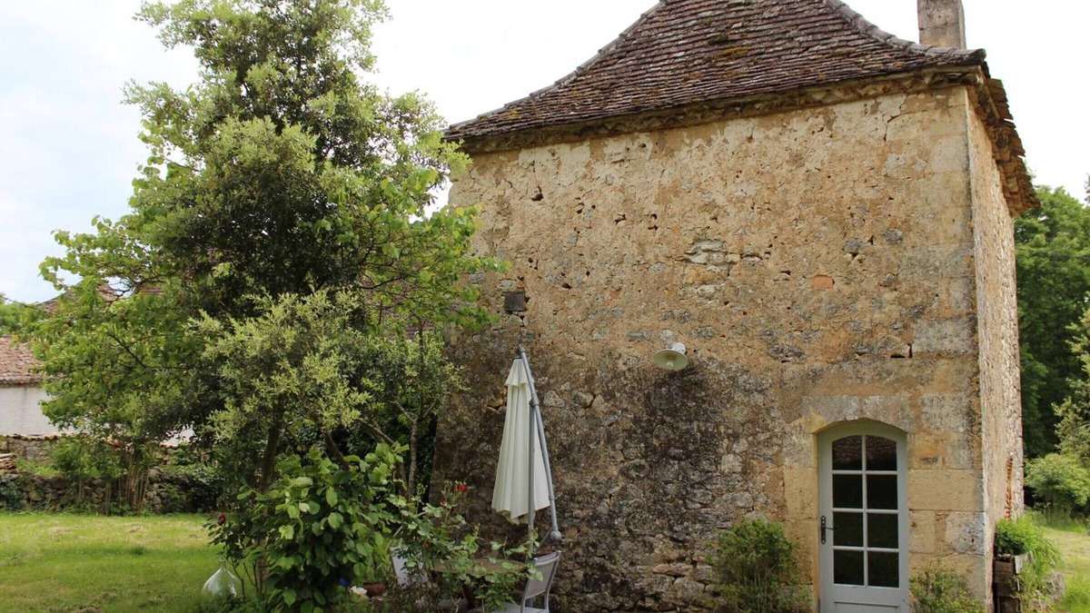 Monsac Cottage | Authentic Stay at the Pigeonnier with Wifi and Parking