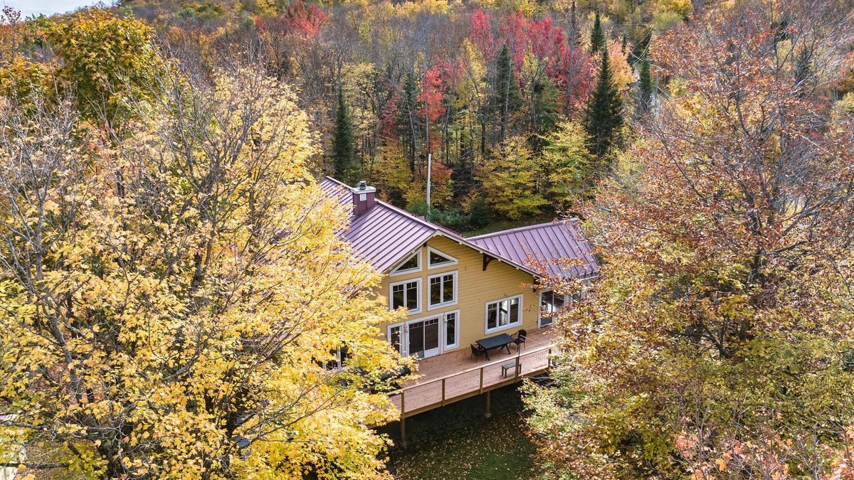 Lac Superieur Village Ski Chalet | Authentik chalet - Hot tub, Kayaks and lake superior access/#301372