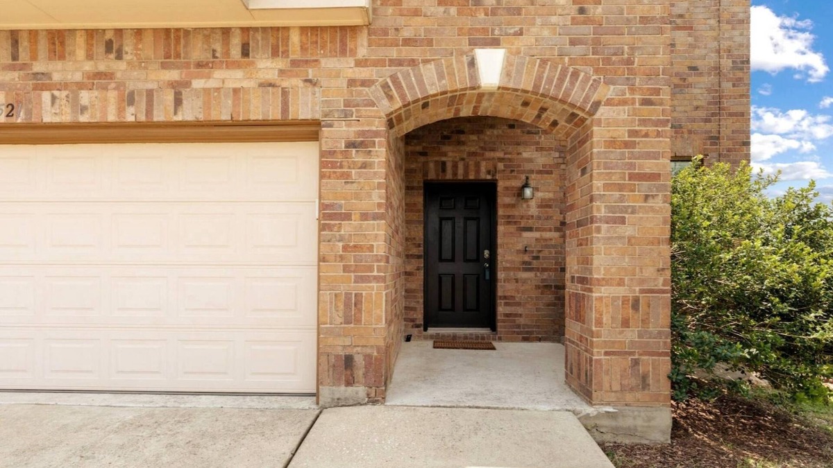 Round Rock Apartment | Autin - Family & Groups - Modern Lux