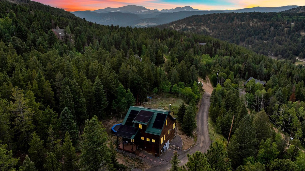 Nederland Cabin | Autumn adventures await~fire pit~AC~Ev charger~cornhole~foosball~woodstove