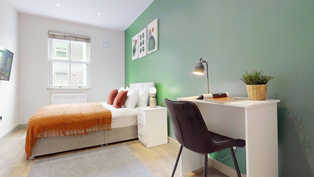 Latchmere Apartment | Autumn Comfort: Friendly Studios Near Battersea
