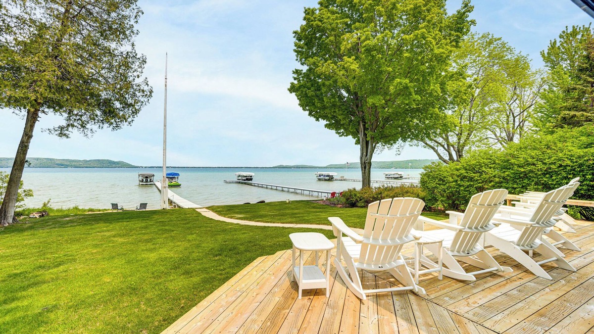 Maple City Cottage | Autumn Escape on Glen Lake: Waterfront Cottage!
