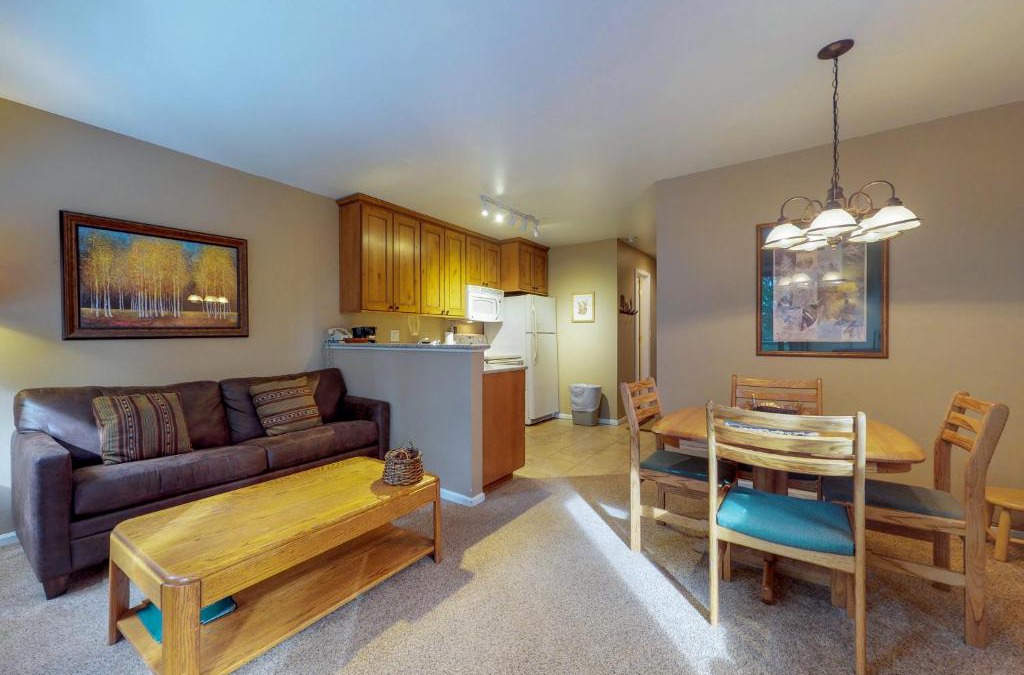 Four O'Clock Apartment | Autumn Foliage 209