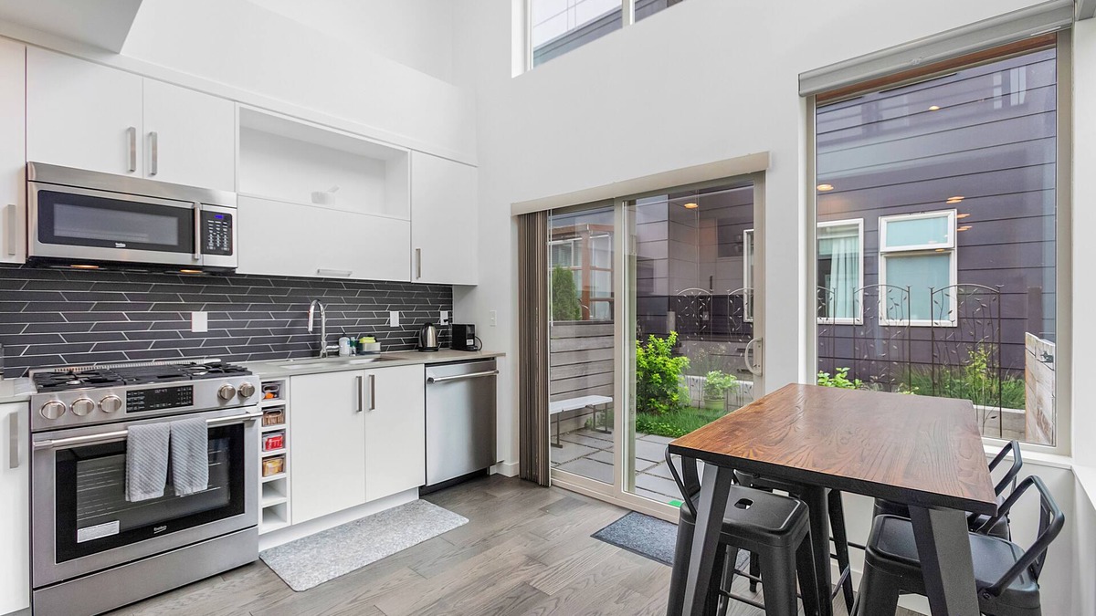 North Beacon Hill Apartment | Autumn Leaves in Jefferson Park