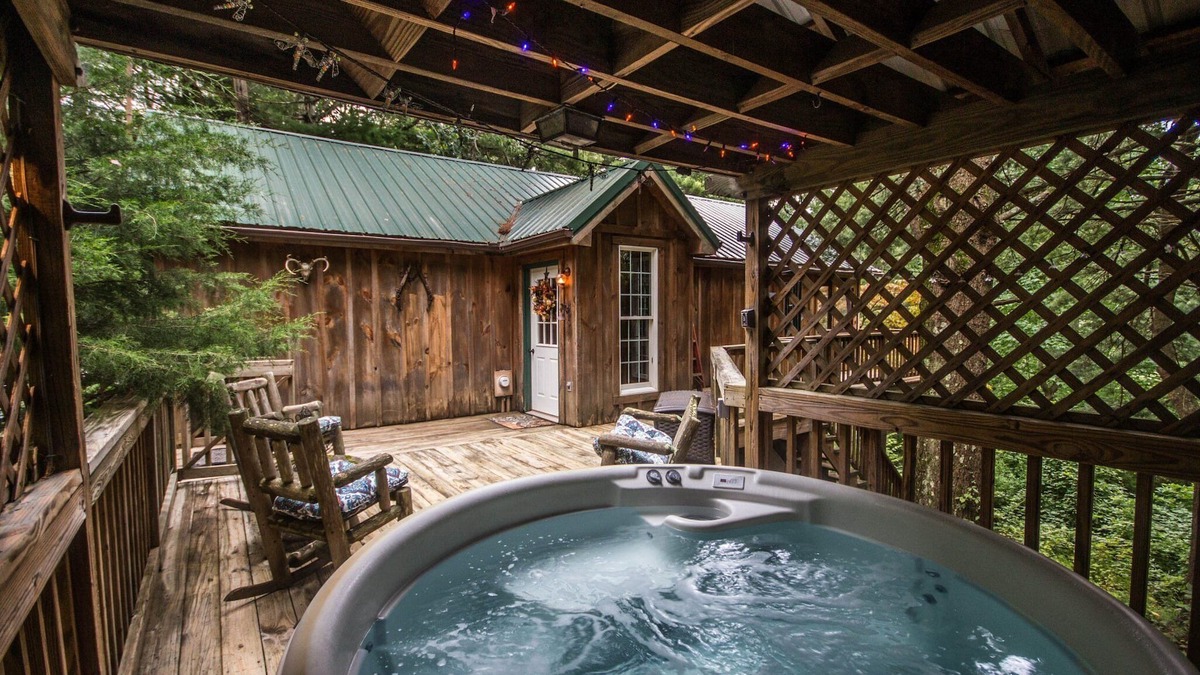 Stanley Cabin | Autumn Ridge- Cozy cabin in the Blue Ridge Mountains with a bubbly hot tub!🗻