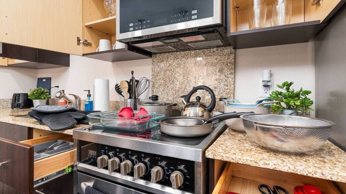 Prairie Village Apartment | Autumn Seas 1 BR Free parking Wi-Fi and Gym access