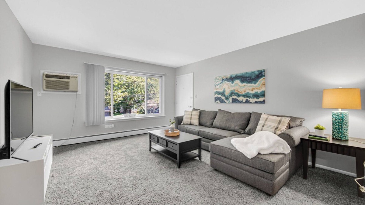 Crown Point Apartment | AVAIL 10/29- 1 bed/1 bath downtown Crown Point