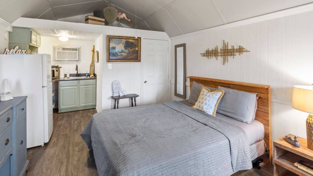 Oil City Apartment | Avail this weekend, Romantic, Kayaks!