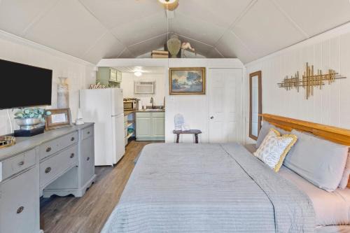 Oil City House | Avail This Weekend, Romantic, Kayaks!