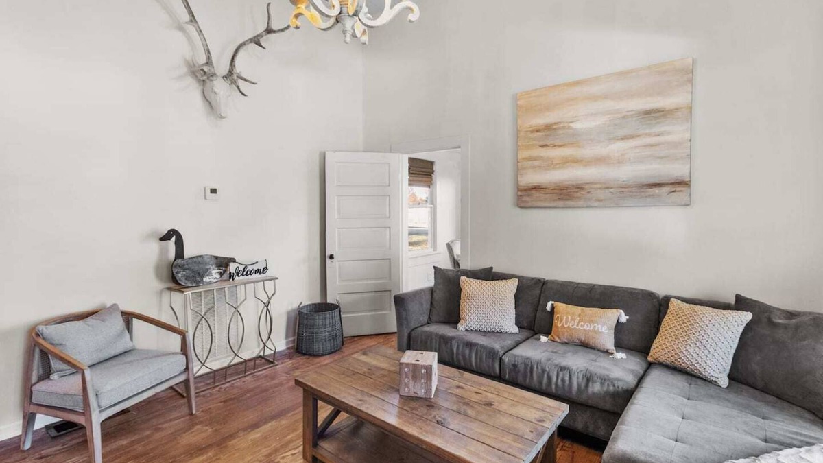Mooringsport House | Avail this weekend, family friendly with porch swing