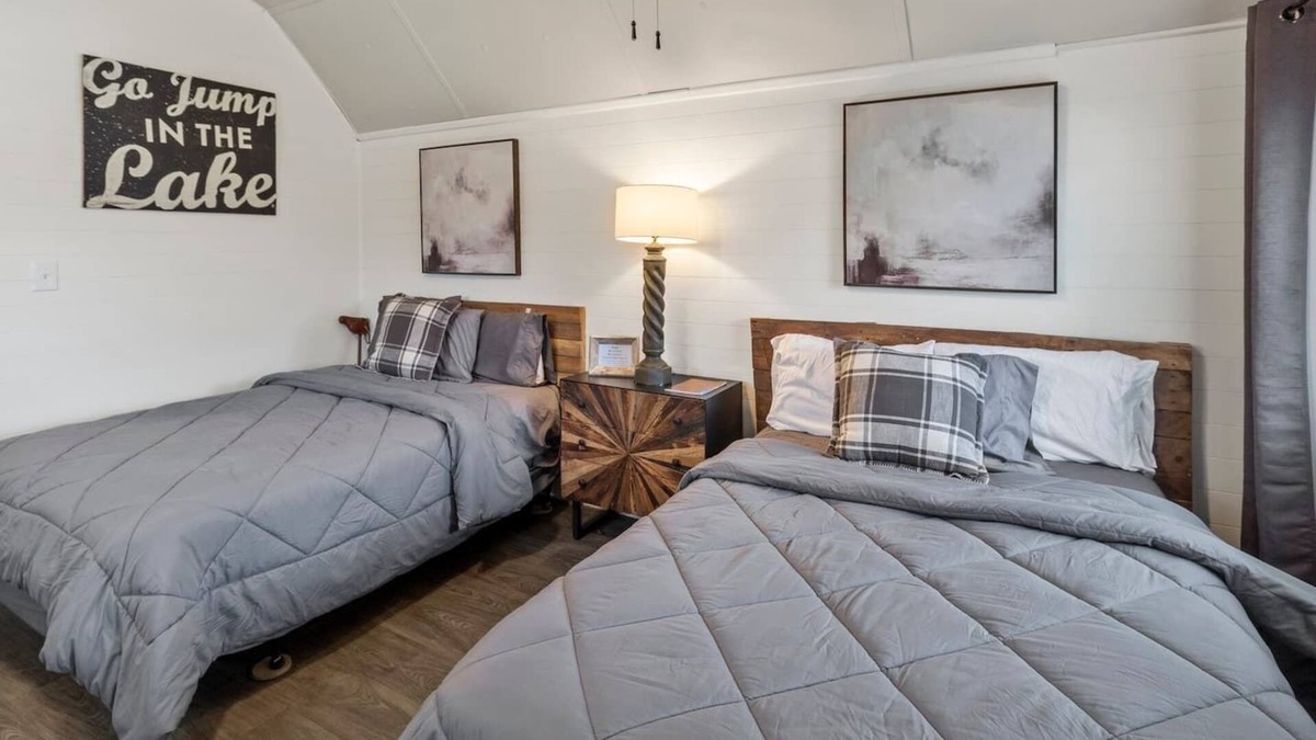 Oil City Cabin | Available this weekend, Kayaks & across from Caddo