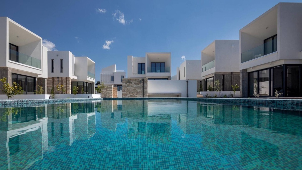 Emba Villa | Avalon 1 Villa 2 communal pool