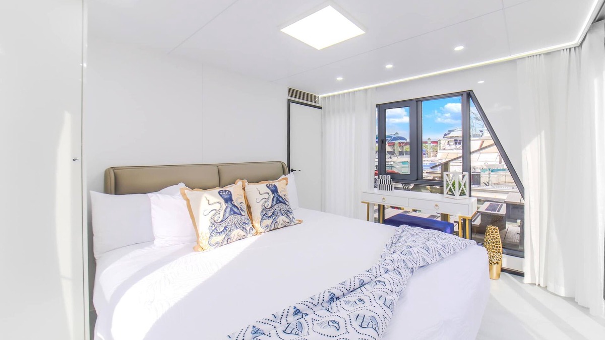 Merritt Island Boat Rental | Avalon 2-Bedroom Floating Home