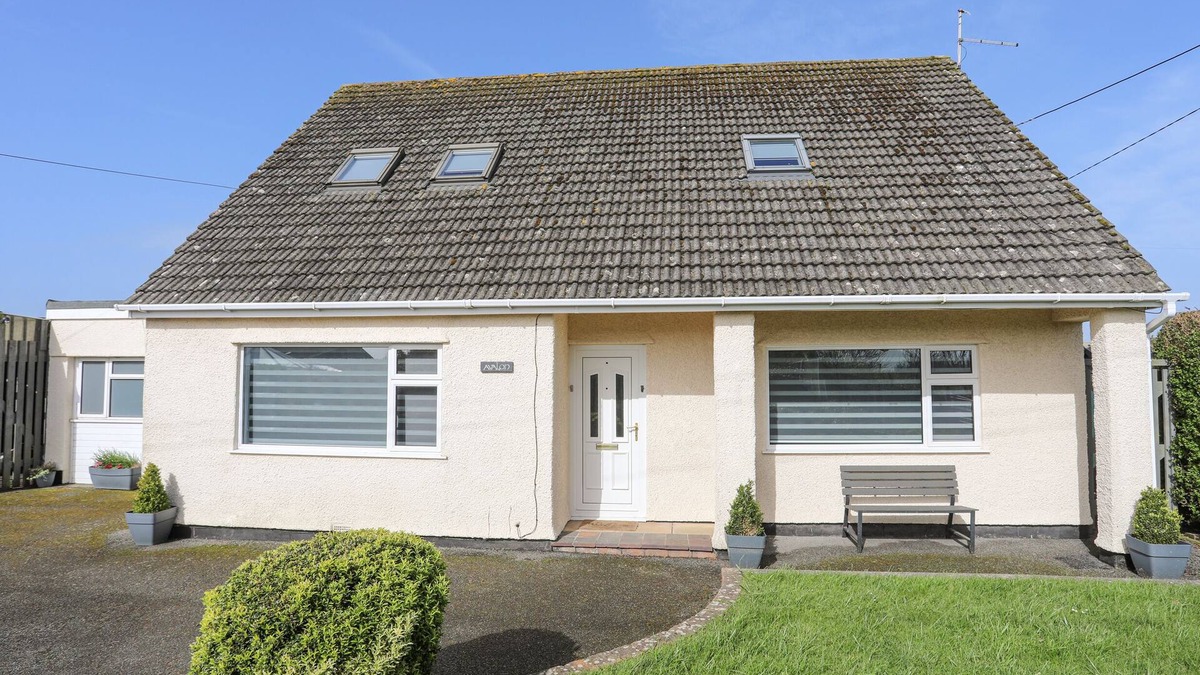 Bryngwran House | AVALON - BRYNGWRAN, pet friendly, with a garden in Llanfaelog