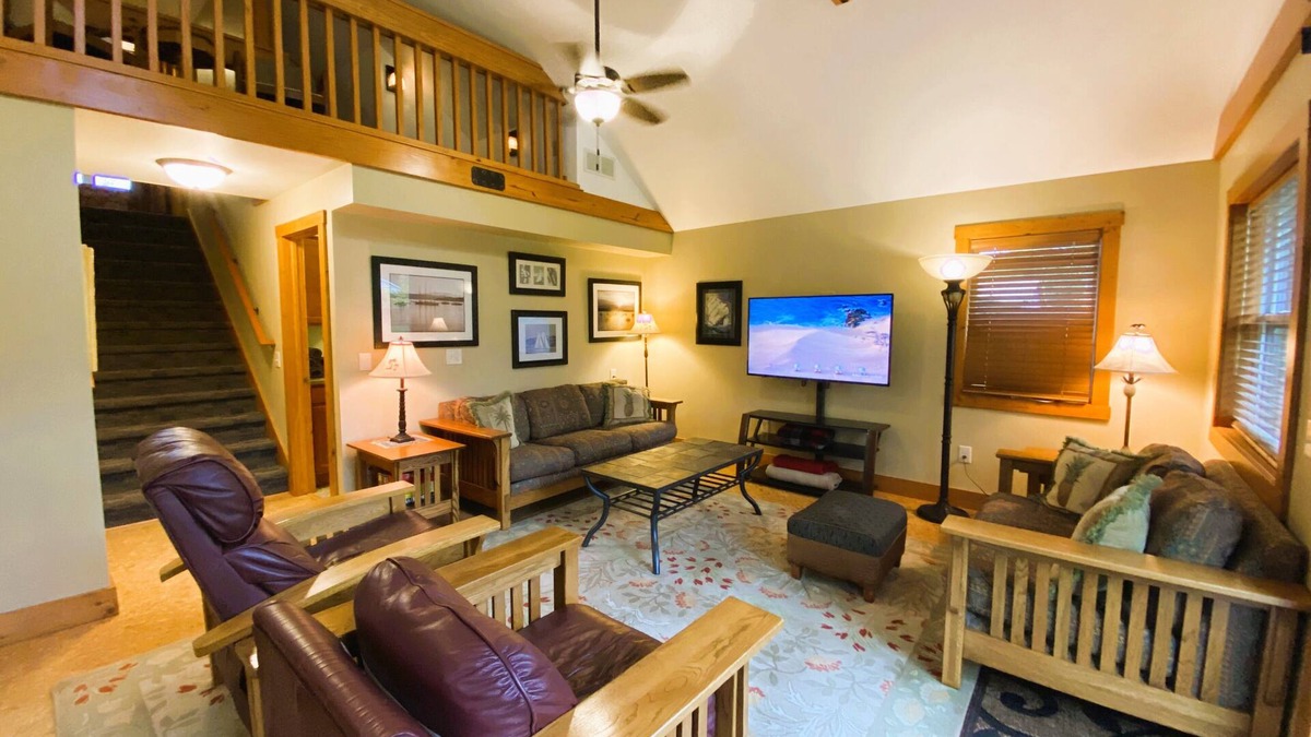 Lansing House | Avalon Guest Lodge 3102 Entire House. Sleeps 9