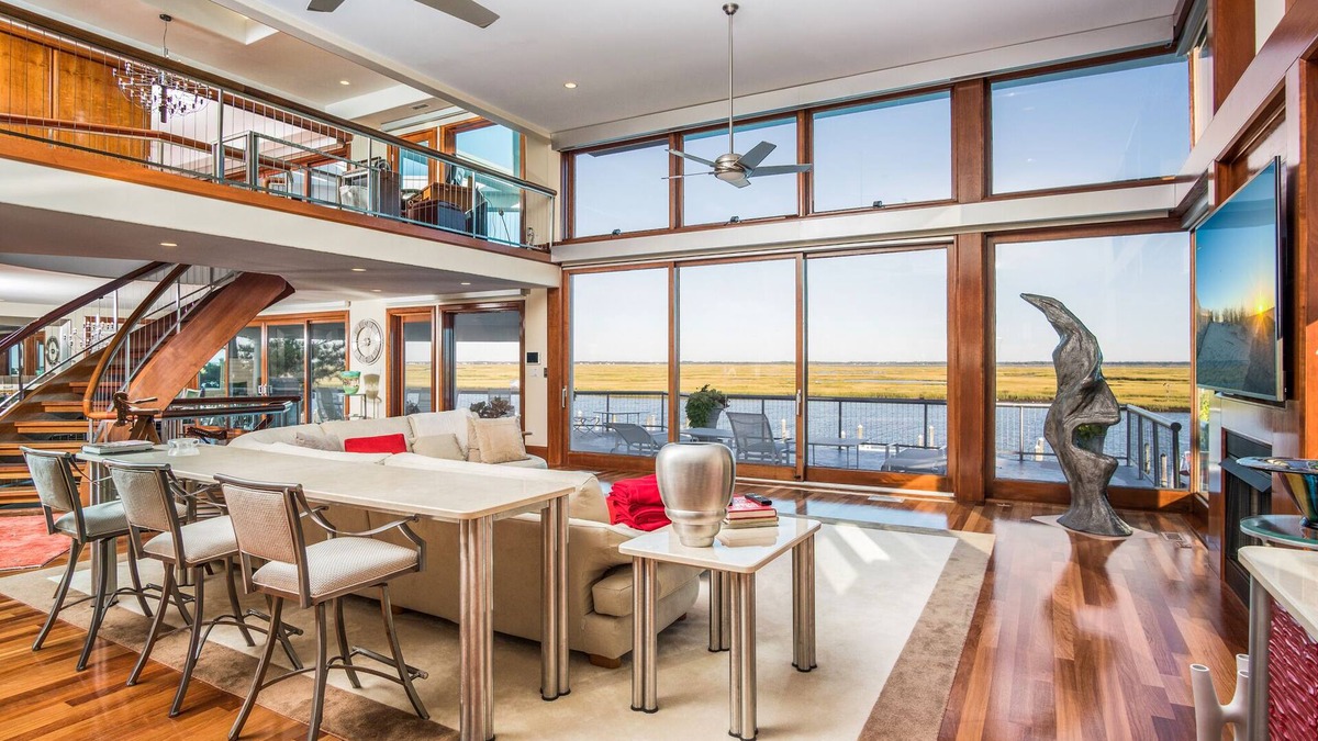 Avalon House | Avalon Southend Bayfront Estate! Only one block to the beach!