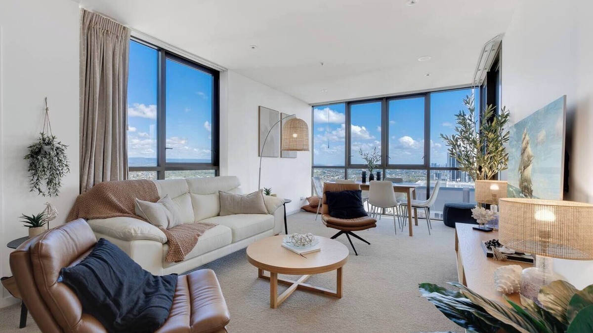 Broadbeach Apartment | Avani Vista Stylish Beachside Retreat with Gym