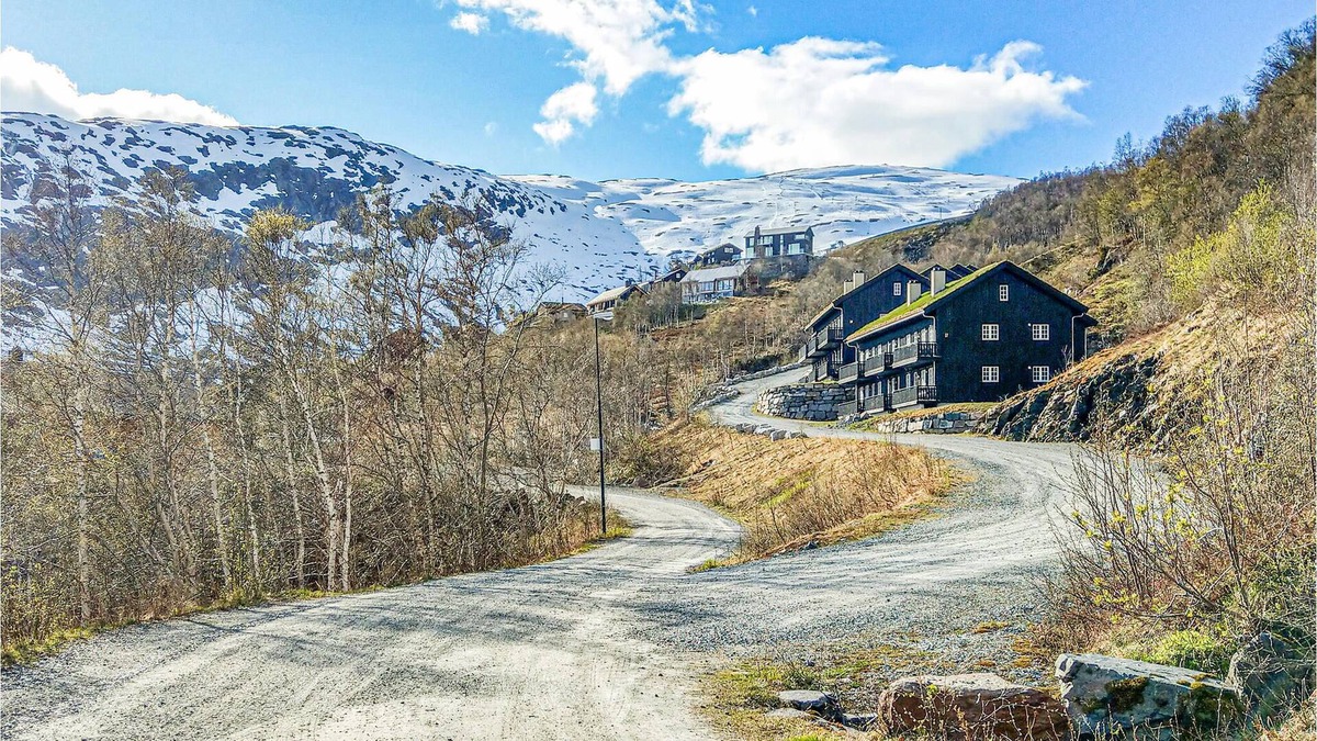 Roldal Apartment | Awaiting you is a cozy maisonette apartments with balcony and magnificent mountain views.