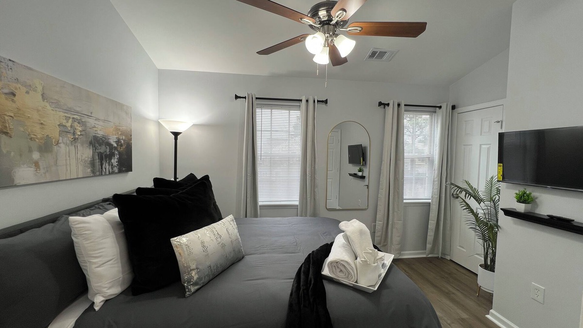 Charlotte House | Awesome 2BR Townhome w/KING bed & pool