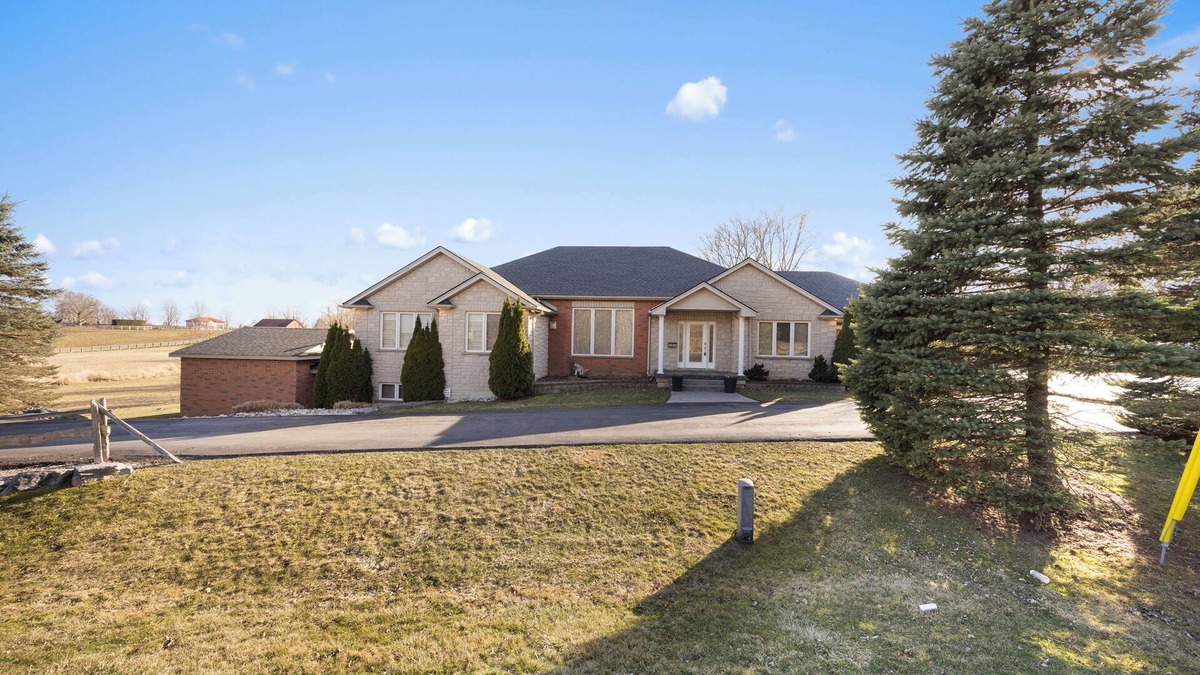County of Brant House | Awesome 4BR Brantford Home ~ Hot Tub ~ Pool Room