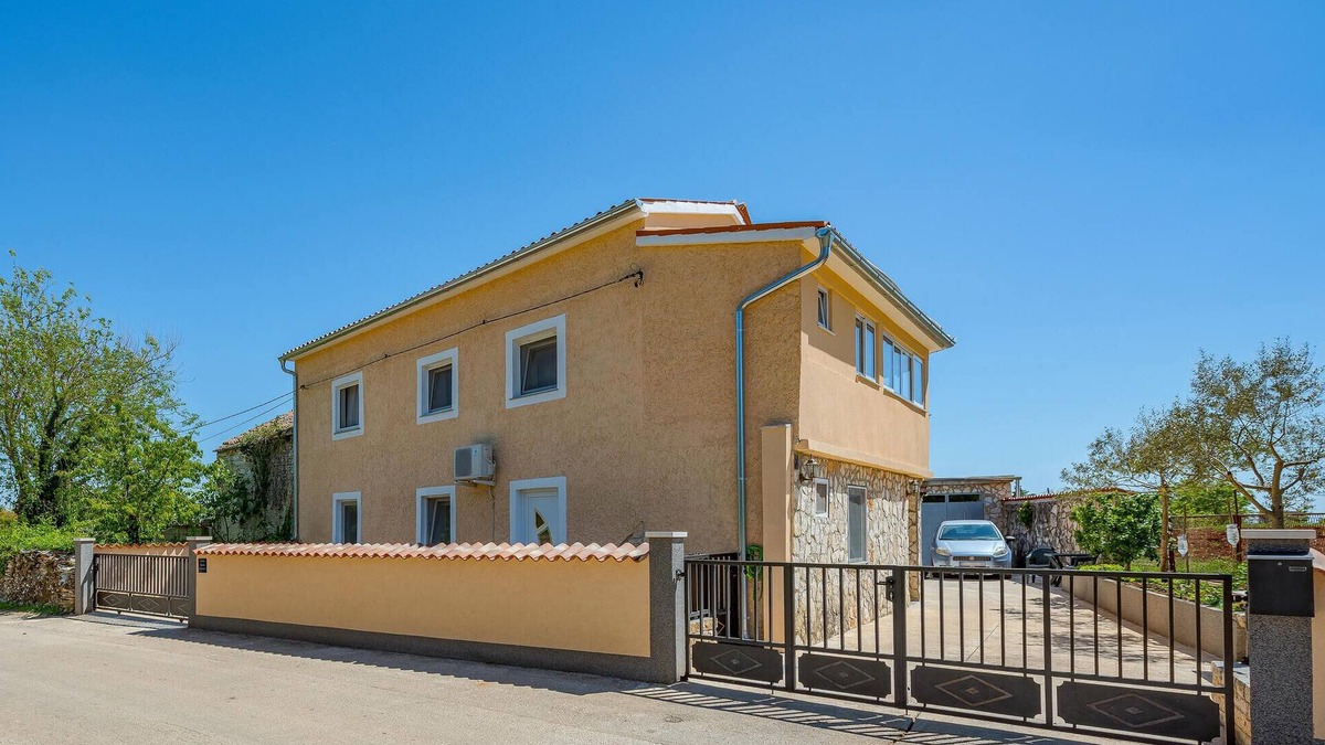 Divsici Apartment | Awesome apartment in Divsici