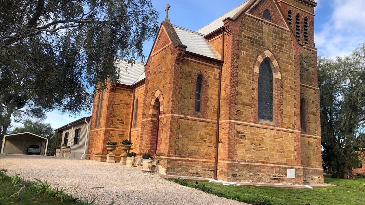 Saddleworth House | Awesome church with modern 2 bedroom house attached