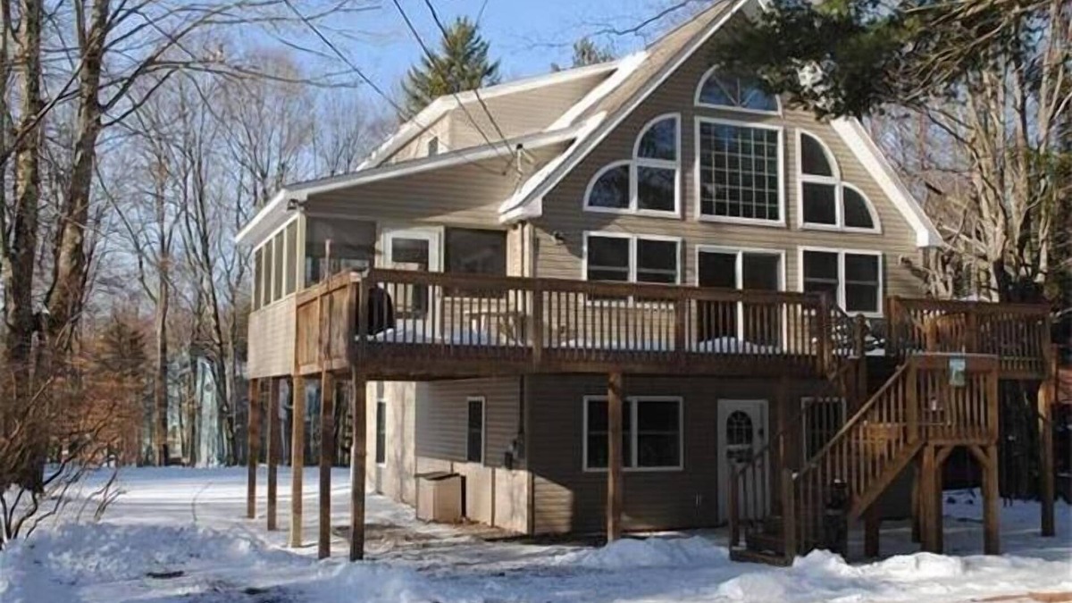 Pocono Lake Ski Chalet | Awesome Fully Equipped Arrowhead Lake Chalet - Fast WiFi - Book Now!