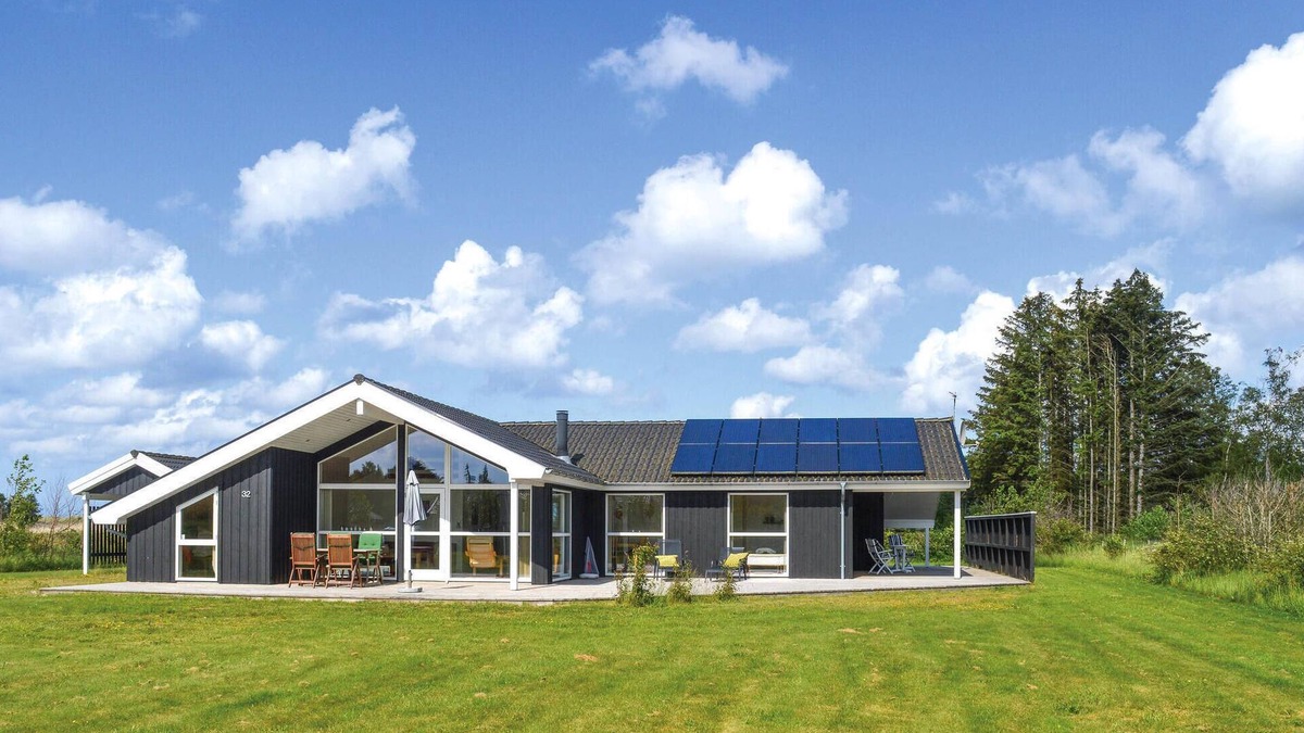 Bratten Strand House | Awesome home in Jerup with sauna