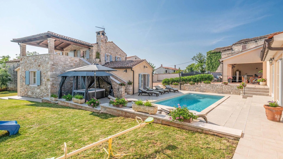 Valtura House | Awesome home in Pula with WiFi