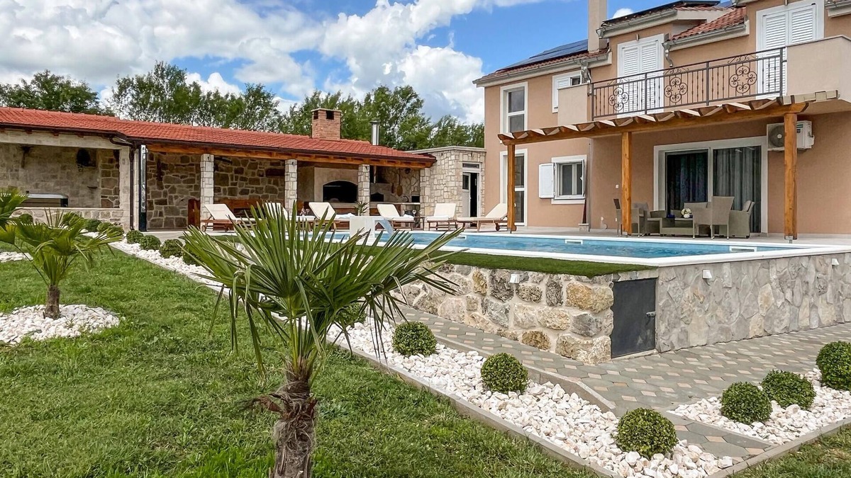 Ruzic House | Awesome home in Ruzic with jacuzzi
