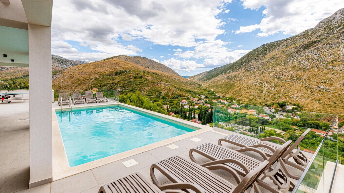 Zrnovnica House | Awesome Home in Zrnovnica With Sauna, Wifi and Swimming Pool