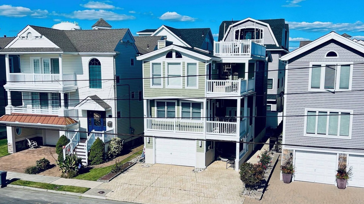South End House | Awesome SINGLE FAMILY HOUSE- 6 HOUSES FROM BEACH-Quiet southern end