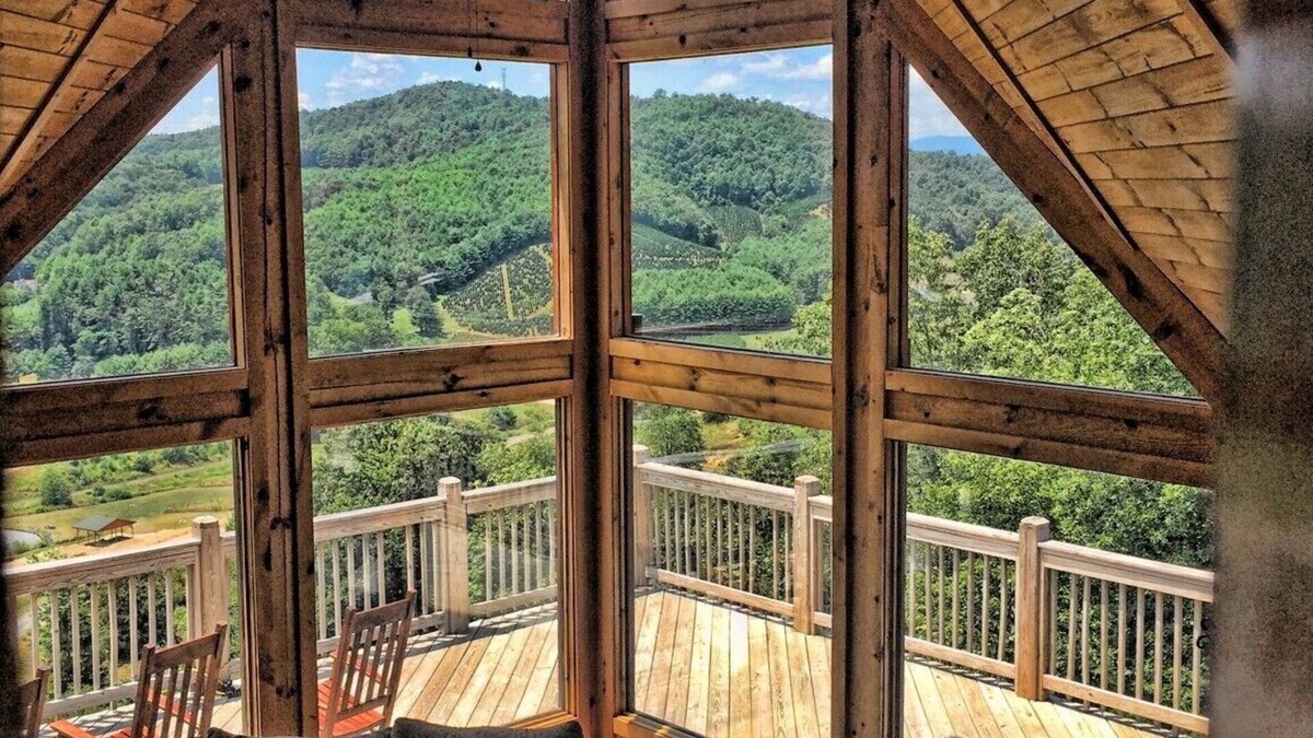 Fleetwood House | AWESOME View 2500 sqft decks 8 person Spa mins to Blue Ridge Pkway & New River