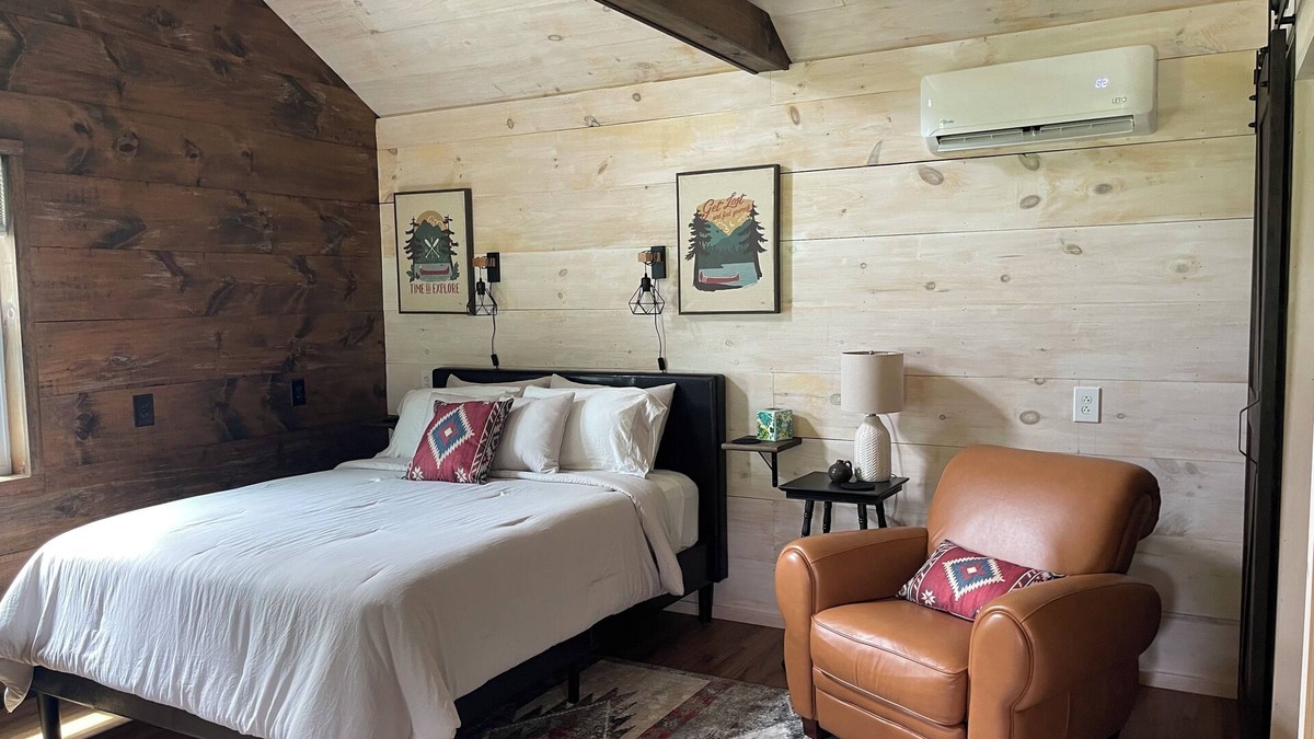 Painted Post Cabin | Ayers' Acres ~ Cabin 4, cozy cabin for 2 near Corning-Watkins Glen-Finger Lakes