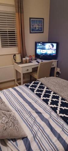 Aylesbury House | Aylesbury Lovely Double and Single Bedroom with Guest only Bathroom