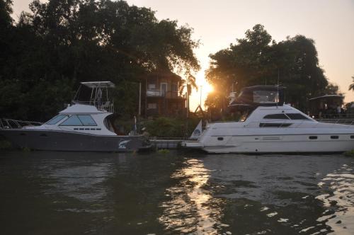 Samphao Lom Hotel | ayutthaya river camp and yacht charter